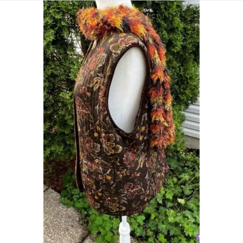 🇨🇦 Vintage quilted vest:Floral on Brown w/green, yellow, orange /Velvet Trim - Picture 9 of 16